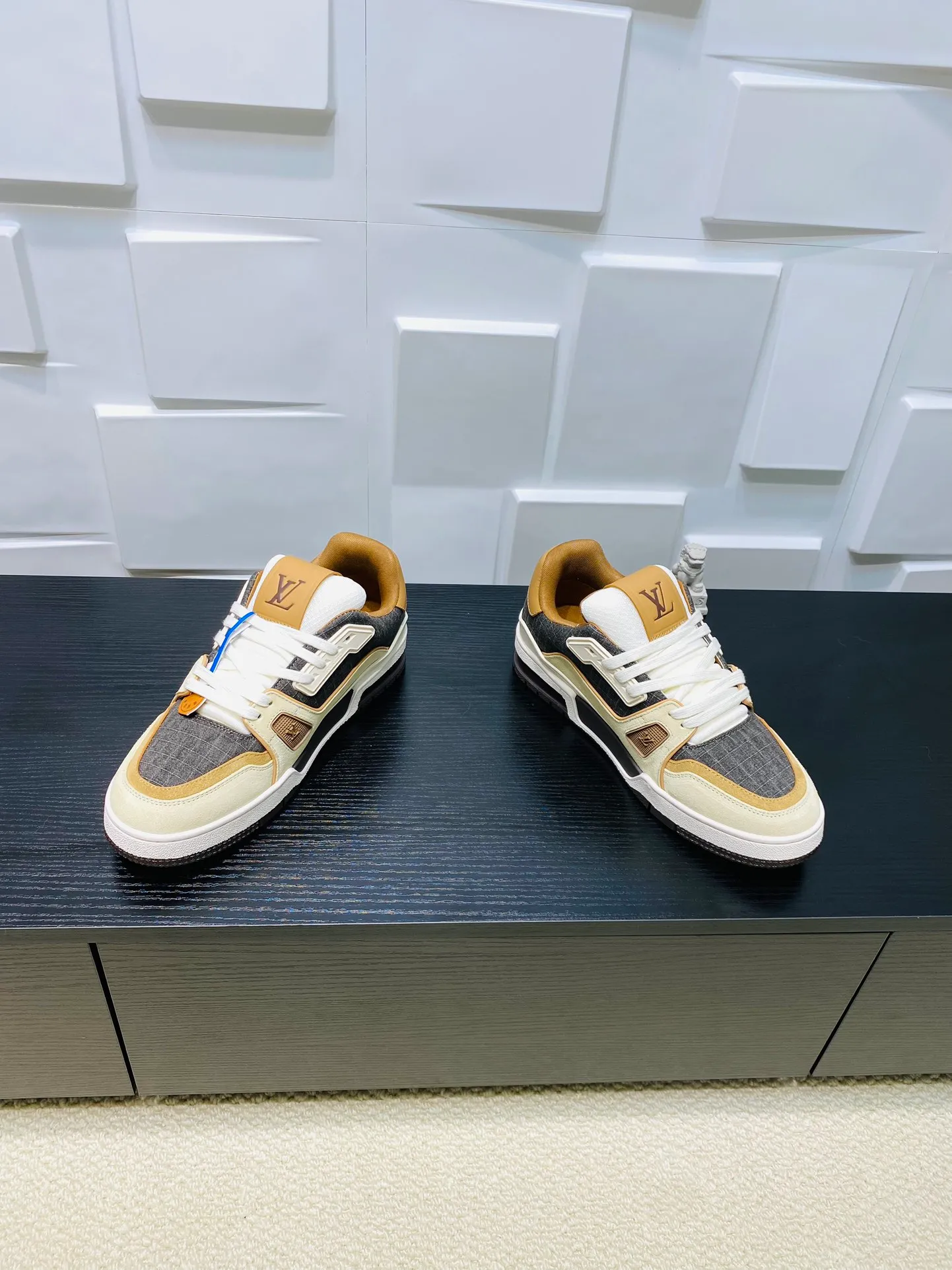 👟👟Ex-factory price 800👟👟 💰💰💰 Hot style 🆕🆕🆕𝙇𝙑 LV Louis Vuitton L House Donkey Brand Trainer Series Couple Style Casual Sports Shoes Skateboard Shoes Original Purchase Development Production Production This pair of LV Trainer sneakers are made of a blend of technical materials with waterproof properties. The meticulously crafted upper is notable for its many signature details, including Louis Vuitton and #54 in script, referencing the year 1854. Exquisite packaging at the delivery counter🛍📦 ▪️Fabrics: Original customized imported cowhide ▪️Inner lining: Original customized breathable mesh ▪️Outsole: Original open-molded non-slip TPU combination outsole ▪️Sole thickness: 3 cm ▪️Size: Women's 35-41 / Men's 38-46